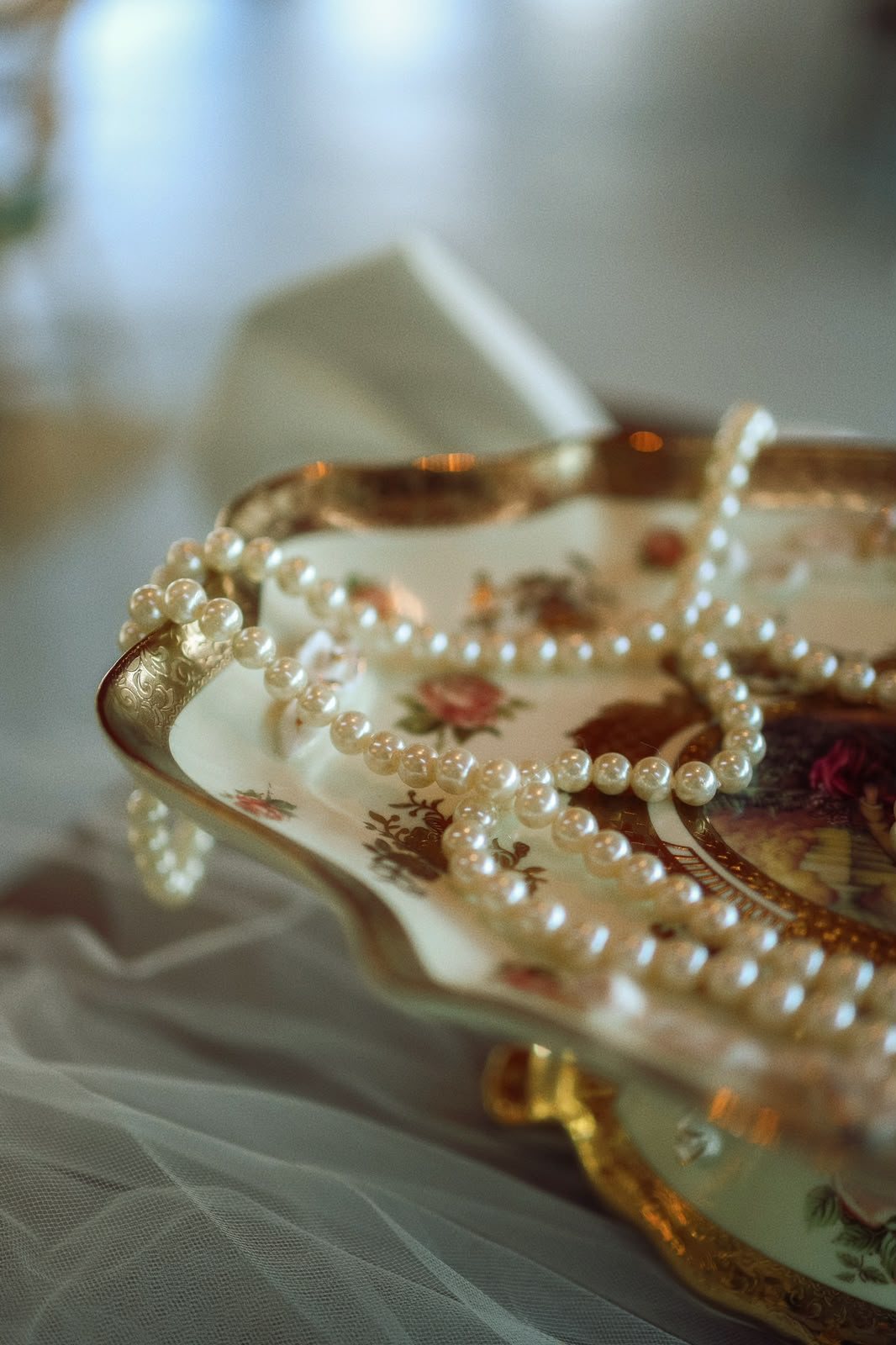 Travessa de porcelana floral com colar de pérolas do acervo vintage